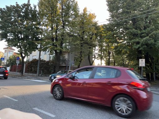 Incroci pericolosi e posteggi da rivedere: «Una petizione in viale Lombardia» Incroci pericolosi e posteggi da rivedere: «Una petizione in viale Lombardia»