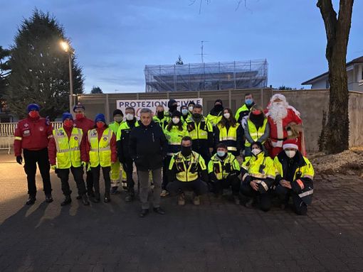 La foto dei volontari con l'amministrazione prima delle feste natalizie