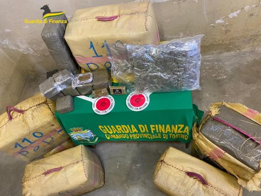 Traffico di droga, la Finanza di Torino arresta 13 persone e ne sequestra 800 chili. La banda aveva ramificazioni anche nel Varesotto Traffico di droga, la Finanza di Torino arresta 13 persone e ne sequestra 800 chili. La banda aveva ramificazioni anche nel Varesotto