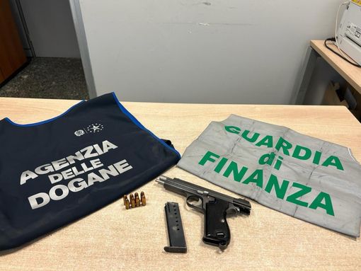In dogana con una pistola da guerra: arrestato dalla Guardia di Finanza di Como