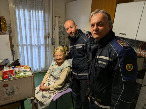 Sparisce la borsa, anziana va in confusione: la Polizia Locale la tranquillizza, la porta a casa e le fa la spesa Sparisce la borsa, anziana va in confusione: la Polizia Locale la tranquillizza, la porta a casa e le fa la spesa