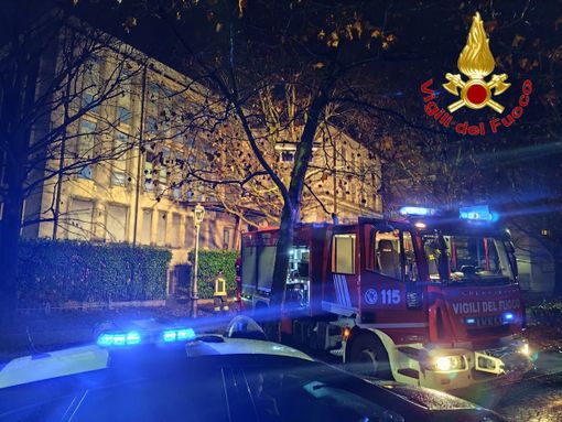 Incendio in via Dandolo a Varese: fiamme all'ex Asl Incendio in via Dandolo a Varese: fiamme all'ex Asl
