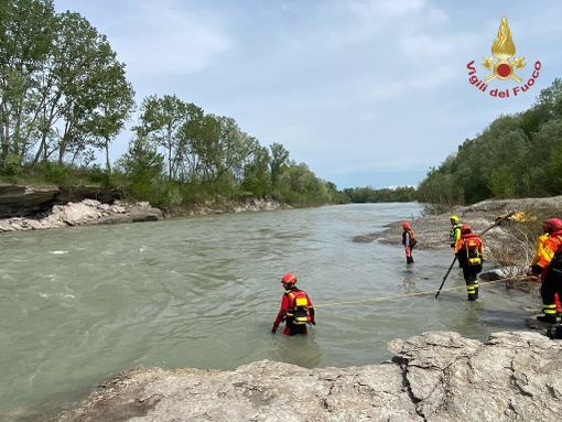 I soccorsi in azione nelle acque del fiume Tanaro I soccorsi in azione nelle acque del fiume Tanaro