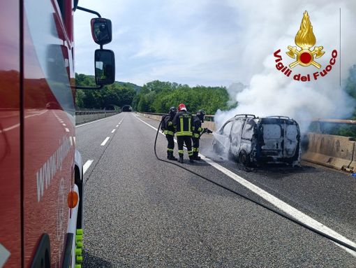Il furgone in fiamme sulla A26 Il furgone in fiamme sulla A26