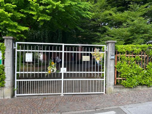 I fiori sull'ingresso della Pascoli di Cazzago