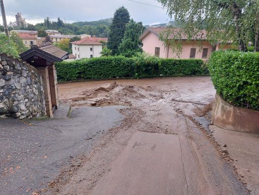 Fango per strada a Cittiglio a causa del maltempo (foto dalla pagina Facebook Polis) Fango per strada a Cittiglio a causa del maltempo (foto dalla pagina Facebook Polis)