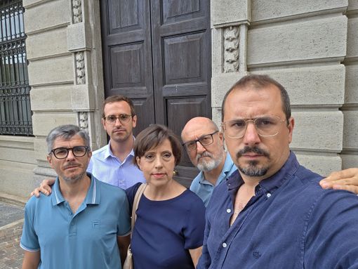 I rappresentanti in Consiglio comunale del centrosinistra hanno registrato i loro interventi a tema piscina davanti alla sede municipale di palazzo Borghi