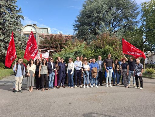 Il presidio in largo Giardino a Busto