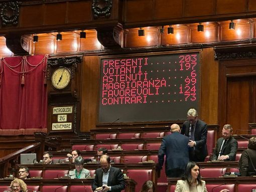 La storica votazione di questa sera alla Camera che approva l'emendamento a favore dell'agricoltura prealpina e pedemontana e, sotto, il deputato Stefano Candiani con la norma che, ora, è legge