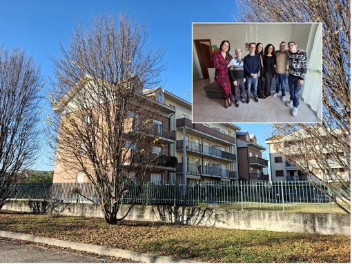Il condominio di Gorla Minore. Nel riquadro, gli inquilini con le referenti Il condominio di Gorla Minore. Nel riquadro, gli inquilini con le referenti
