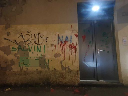 Busto, insulti a Salvini sulla sede della Lega Busto, insulti a Salvini sulla sede della Lega
