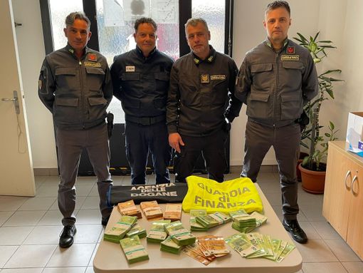 Chiasso, sul treno con un "tesoro" in valigia: scoperto in dogana Chiasso, sul treno con un "tesoro" in valigia: scoperto in dogana