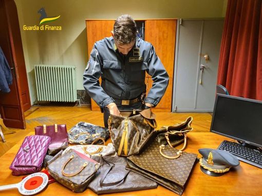Contabile infedele "prelevava" i soldi dai conti delle aziende per fare la bella vita: arrestata Contabile infedele "prelevava" i soldi dai conti delle aziende per fare la bella vita: arrestata