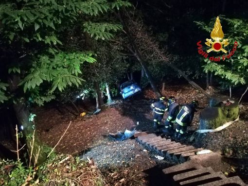 FOTO. Auto precipita nella notte in una scarpata ad Agra, praticamente illeso il conducente