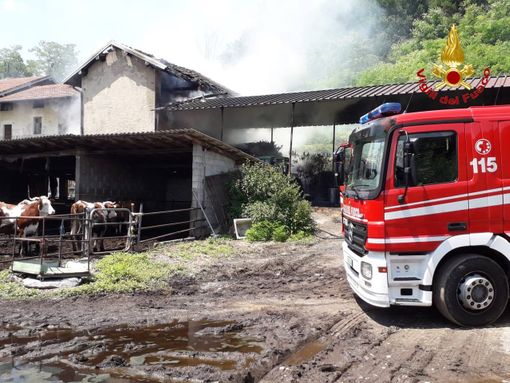 Incendio in una stalla di Angera, sul posto i vigili del fuoco
