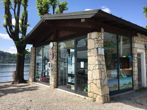 L'Ufficio Turistico sul lungolago di Angera L'Ufficio Turistico sul lungolago di Angera