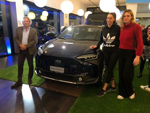 Il titolare di Autorex Marino Abini insieme alle farfalle Rossella Olivotto e Giuditta Lualdi