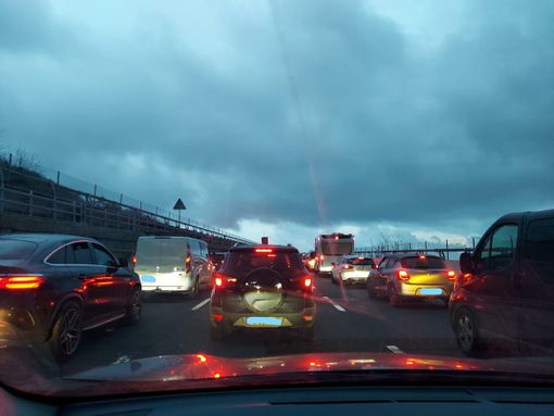 Colonne di auto ferme in coda domenica pomeriggio 6 febbraio tra il bivio A26 fino a Masone Colonne di auto ferme in coda domenica pomeriggio 6 febbraio tra il bivio A26 fino a Masone