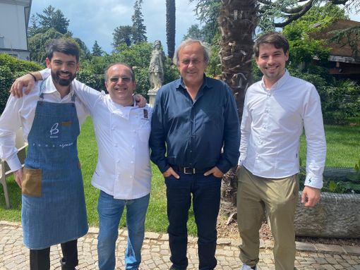 Lorenzo, Denis e Andrea Buosi insieme a Michel Platini. Nella galleria, la foto insieme allo staff della pasticceria e i piatti gustati dal grande campione insieme alla moglie