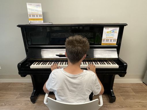 “MI-FA-SOL Bene”: un arcobaleno invita a suonare il pianoforte all'ospedale Del Ponte “MI-FA-SOL Bene”: un arcobaleno invita a suonare il pianoforte all'ospedale Del Ponte