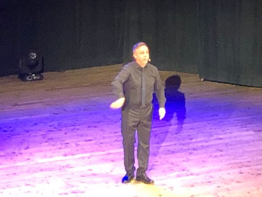 Gabriele Cirilli conquista il pubblico del Manzoni in “Nun te regg più” Gabriele Cirilli conquista il pubblico del Manzoni in “Nun te regg più”