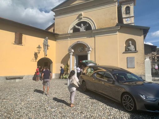 VIDEO E FOTO. L'abbraccio e l'addio di tutta Cocquio al suo Fabietto: «Eri, sei, rimarrai uno tutto cuore» VIDEO E FOTO. L'abbraccio e l'addio di tutta Cocquio al suo Fabietto: «Eri, sei, rimarrai uno tutto cuore»