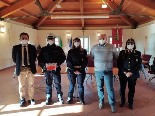 Donna salvata dal defibrillatore portato dai vigili di Vedano