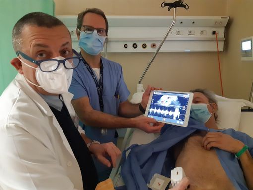 Nella foto, il Prof. Venturini e il Dott. Fontana con il nuovo ecografo mentre controllano mediante Eco Color Doppler un rene trapiantato dopo una biopsia. Nella foto, il Prof. Venturini e il Dott. Fontana con il nuovo ecografo mentre controllano mediante Eco Color Doppler un rene trapiantato dopo una biopsia.