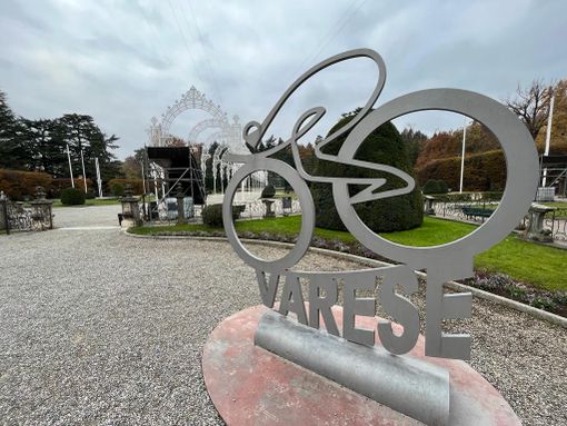 FOTO. I Giardini Estensi come non li avete mai visti: ecco come il parco si sta trasformando in una cattedrale di luci e magia natalizia