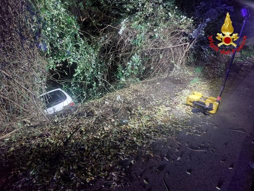 FOTO. Auto esce di strada e finisce nella boscaglia: un ferito a Luino