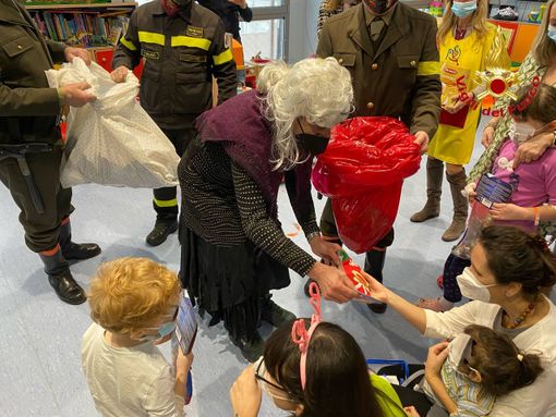 FOTO E VIDEO. La Befana arriva all'ospedale Del Ponte con l'autoscala dei vigili del fuoco
