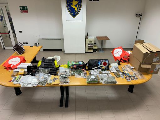 Scoperti con la droga in macchina sull'Autolaghi dalla polizia Stradale: due giovani in manette Scoperti con la droga in macchina sull'Autolaghi dalla polizia Stradale: due giovani in manette
