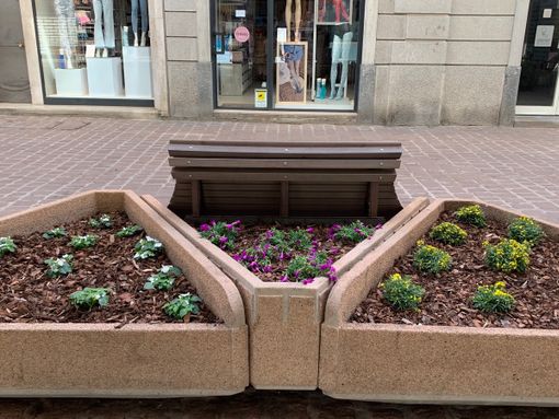 L’Amministrazione comunale invita commercianti e cittadini a prendersi cura delle fioriere del centro