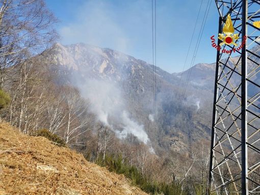 Incendio di Gambarogno. Situazione in deciso miglioramento, ma a Indemini si continua a lavorare Incendio di Gambarogno. Situazione in deciso miglioramento, ma a Indemini si continua a lavorare