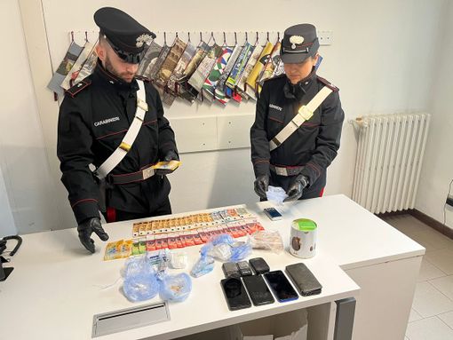 Spacciavano stupefacenti in un'abitazione di Induno Olona: tre persone in manette