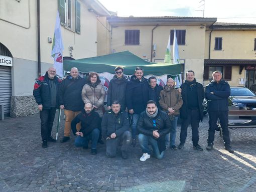 L'apertura della campagna elettorale di Movimento Alternativo a Jerago con Orago con un gazebo in piazza L'apertura della campagna elettorale di Movimento Alternativo a Jerago con Orago con un gazebo in piazza
