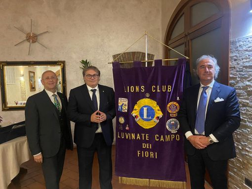 Il Cav. Past Governatore Danilo Francesco Guerini Rocco, l’editore Lion Enrico Anghilante ed il Presidente del Lions Club Luvinate Campo dei Fiori Paolo Benzi Robio