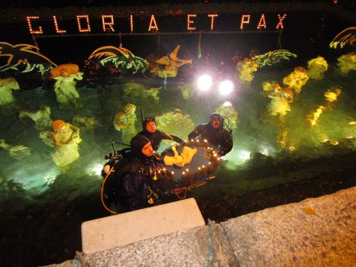 La posa del presepe sommerso di Laveno negli anni scorsi La posa del presepe sommerso di Laveno negli anni scorsi