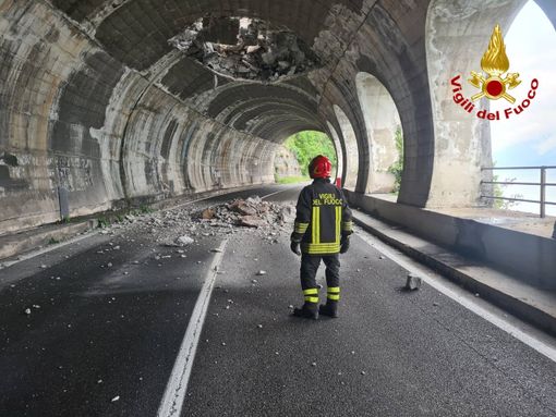 FOTO. Frana su una galleria stradale e ferroviaria nel Lecchese. Circolazione interrotta, nessun ferito FOTO. Frana su una galleria stradale e ferroviaria nel Lecchese. Circolazione interrotta, nessun ferito