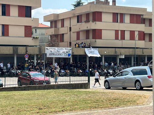 Gli striscioni presenti in piazzale Spozio a San Fermo per l'ultimo saluto a Mattia Vitali
