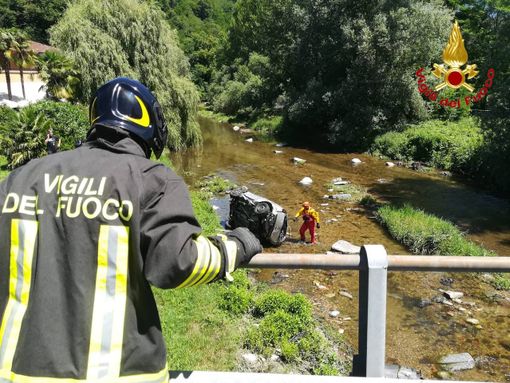 Auto sbanda e finisce nel fiume a Montegrino Valtravaglia, in salvo guidatore e passeggero