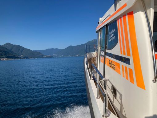 Tragedia nelle acque del Ceresio: recuperati a 60 metri di profondità i corpi delle due persone scomparse ieri sul lago