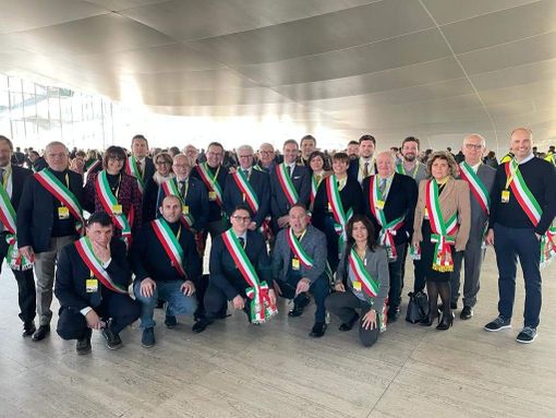 VIDEO E FOTO. La trasferta romana di una sessantina di sindaci del Varesotto per l'evento di Poste Italiane: «Attenzione per i piccoli Comuni» VIDEO E FOTO. La trasferta romana di una sessantina di sindaci del Varesotto per l'evento di Poste Italiane: «Attenzione per i piccoli Comuni»