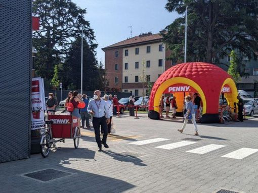 Apertura del nuovo Penny Market: clienti in coda dentro e fuori il punto vendita
