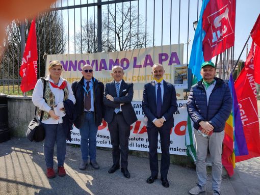 VIDEO. In piazza a Varese i sindacati e i lavoratori della sanità pubblica