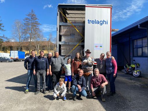 VIDEO E FOTO. Partito da Ternate in direzione Ucraina un Tir carico di solidarietà