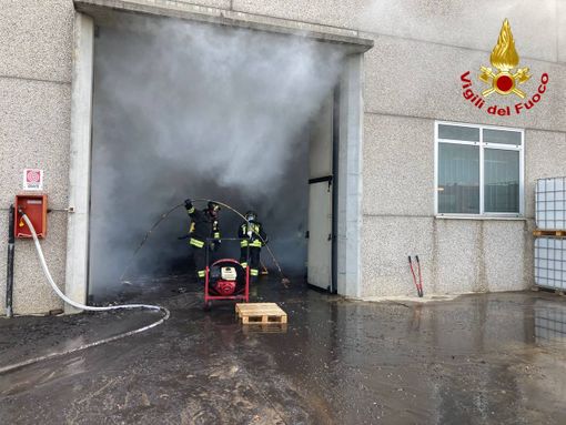 Incendio Uboldo, evacuate case e aziende nella zona: obbligo di tenere le finestre chiuse