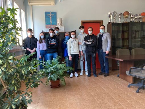 Alcuni ragazzi della 3I del Liceo Ferraris di Varese insieme al dirigente scolastico Marco Zago e la tutor Roberta Tenti