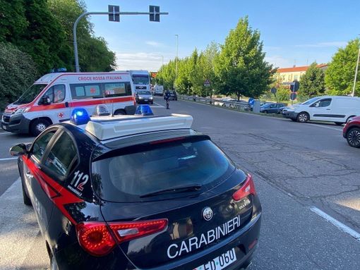 Nella foto d'archivio de IlSaronno.it un precedente intervento dell’ambulanza della Croce rossa di Saronno e dei carabinieri per un incidente stradale sempre in zona lungo il tracciato dell’ex Varesina