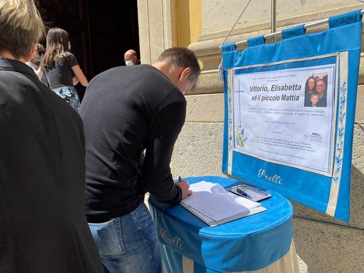 Un momento dei funerali di Vittorio, Elisabetta e Mattia Zorloni Un momento dei funerali di Vittorio, Elisabetta e Mattia Zorloni